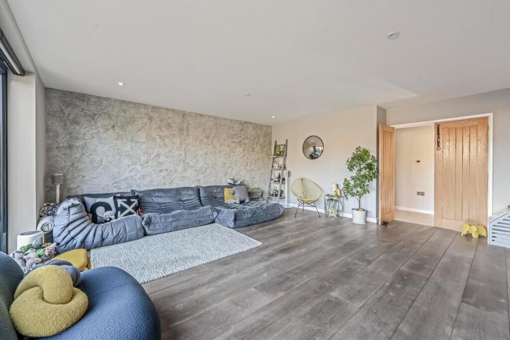 House in Twickenham - More