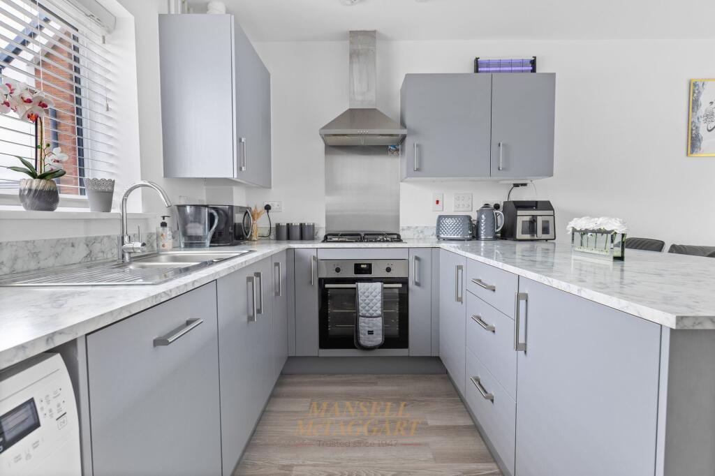 Worsell Drive, Copthorne, RH10 photo 2