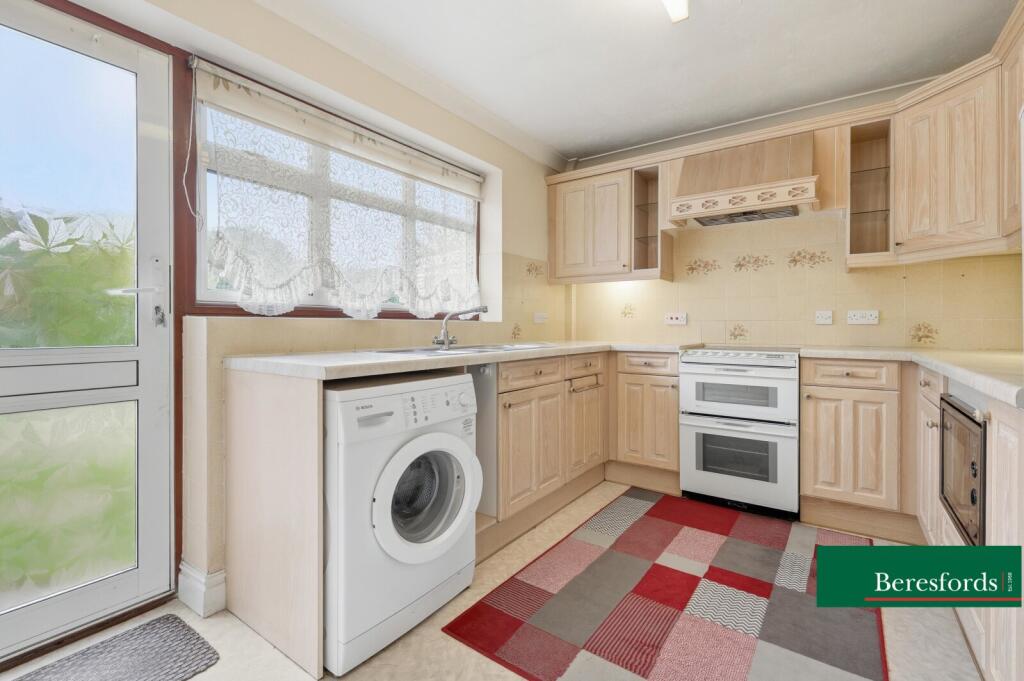 Victors Crescent, Hutton, CM13 photo 4
