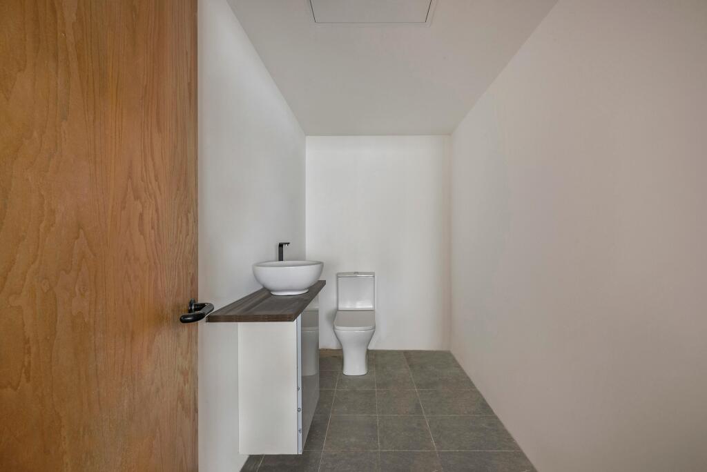 bathroom 5.jpg