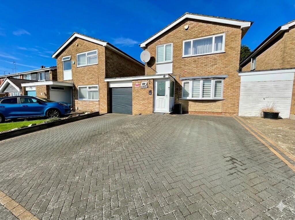 3-bed detached on Redgrave Gardens, Luton, Bedfordshire, LU3 3QN, £400,000
