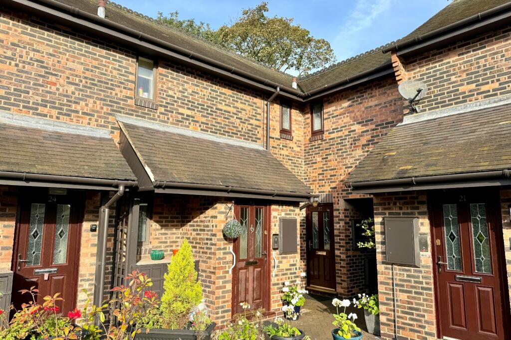 2-bed flat on Rectory Close, Nantwich, Cheshire, CW5, £110,000