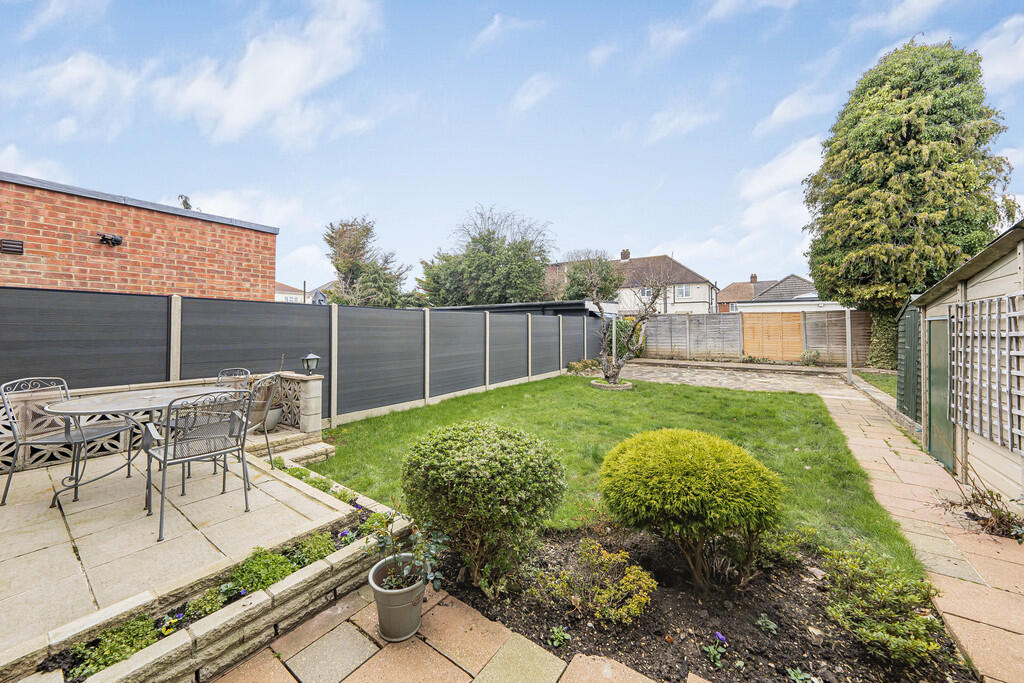 Manor Gardens, Ruislip photo 3