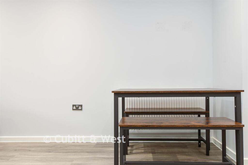 Apartment in Redhill - View 3