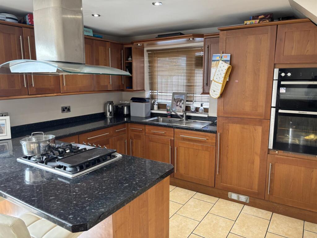 33, Hadrians Close, Huddersfield photo 4