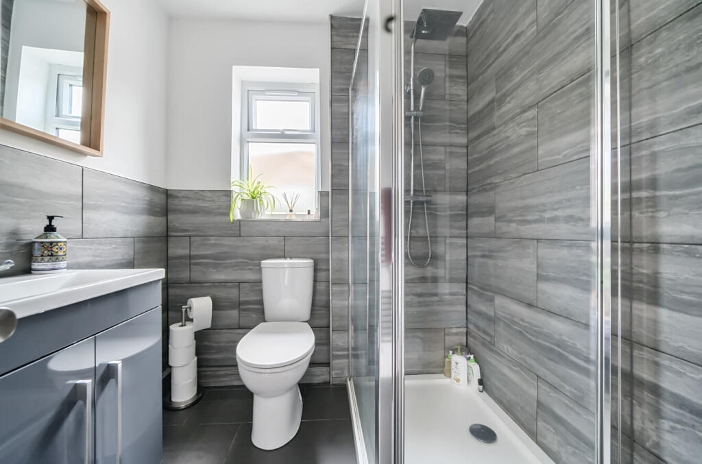 House in Dunstable, Central Bedfordshire - More