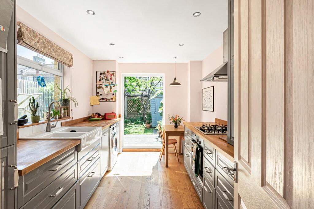 Sutton Court Road, Plaistow, London, E13 9NS photo 2