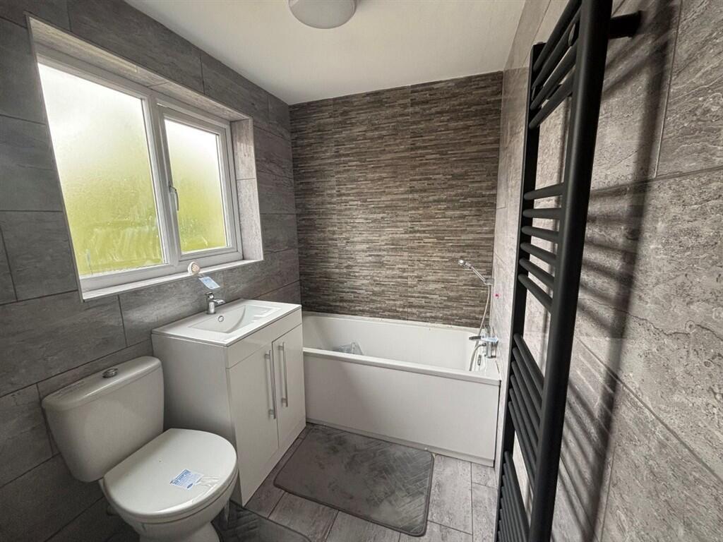 House in Wakefield, Little Hemsworth, Hemsworth - View 4