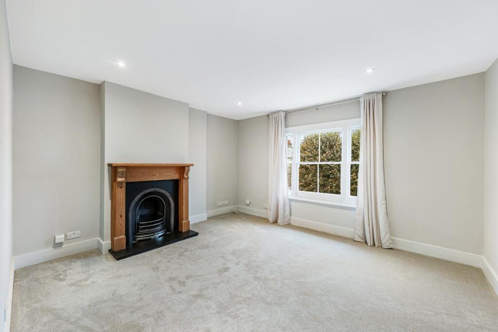 2-bed flat on Stowe Road, Shepherd's Bush, London, £465,000