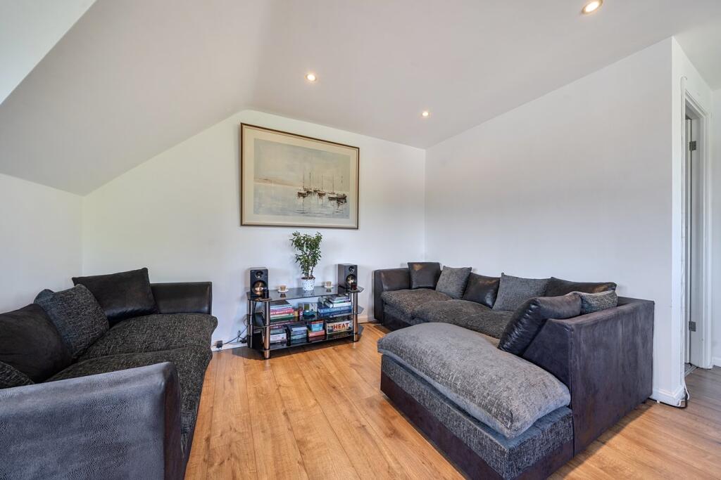 Apartment in Reigate and Banstead, Earlswood - More