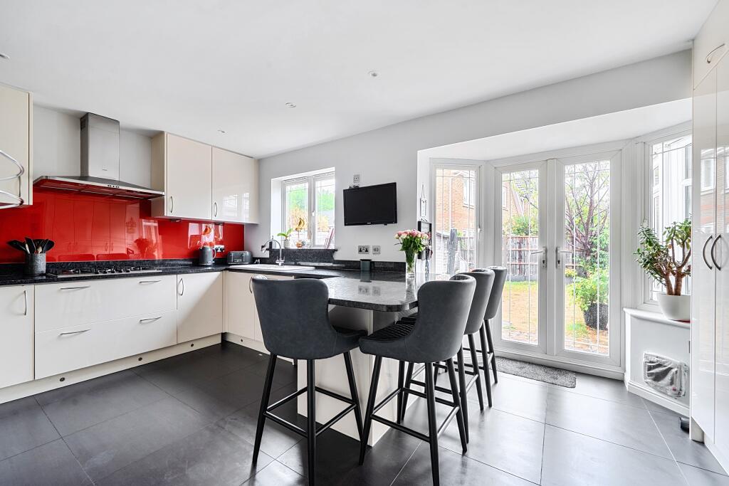 House in Woking, Knaphill - View 2