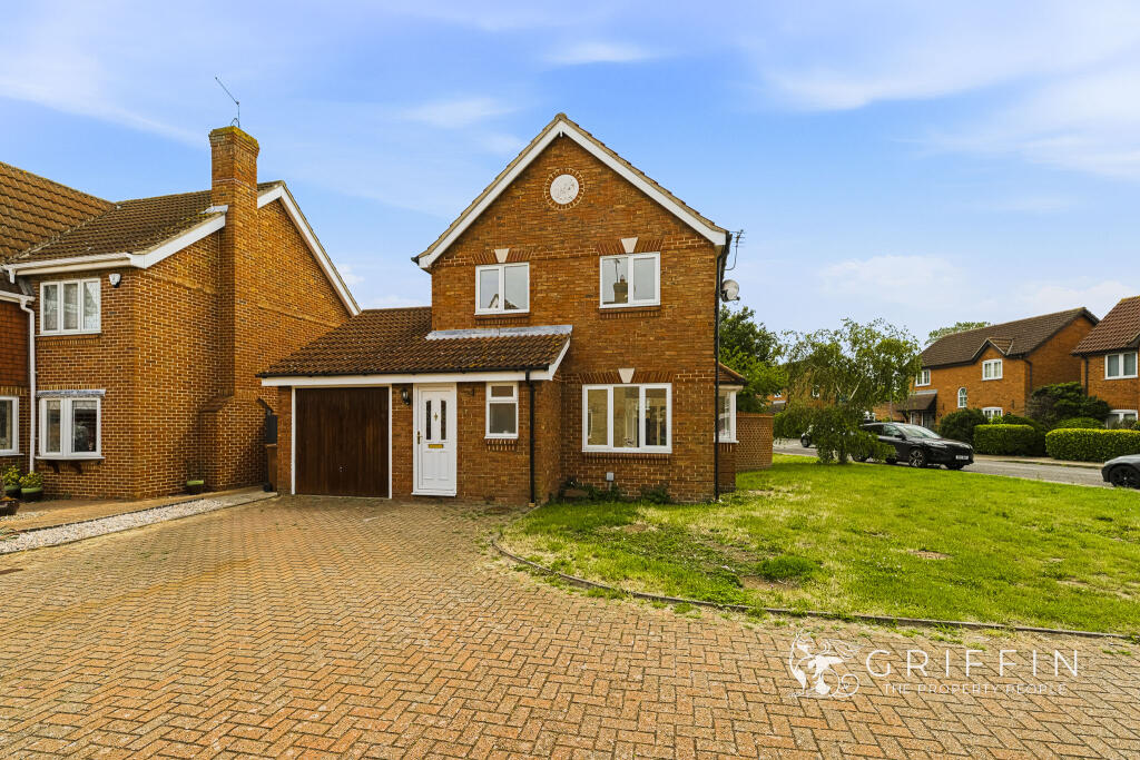 3-bed detached on Sycamore Way, South Ockendon, RM15, £500,000