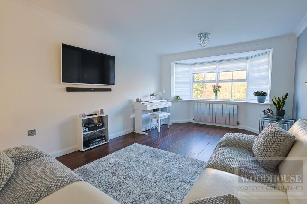 House in Broxbourne, Hertfordshire - More
