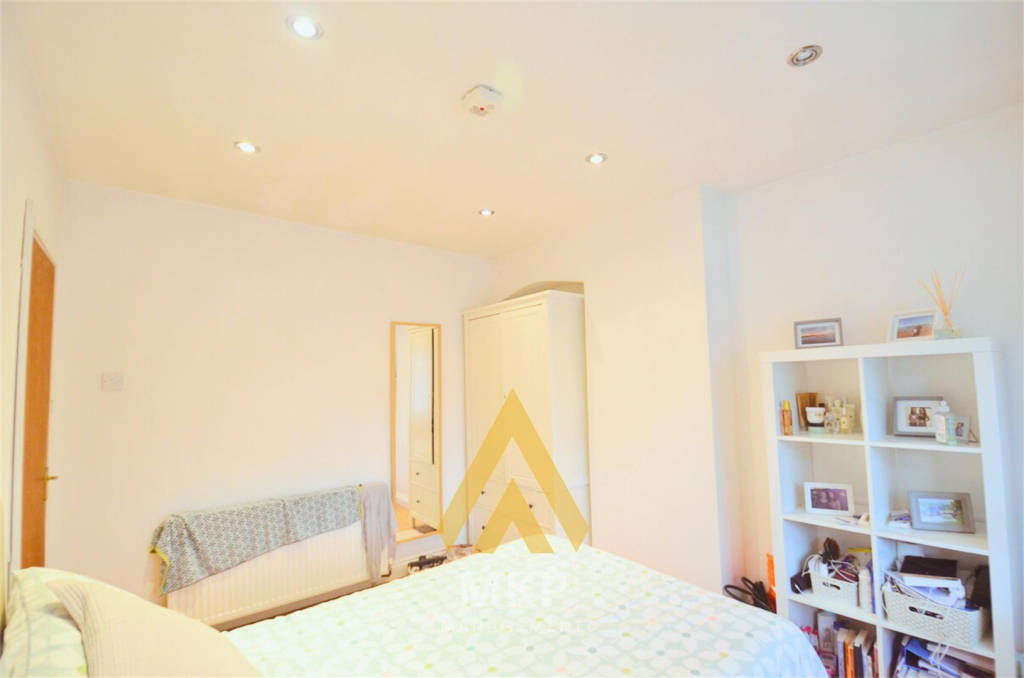 4 bedroom semi-detached house for rent