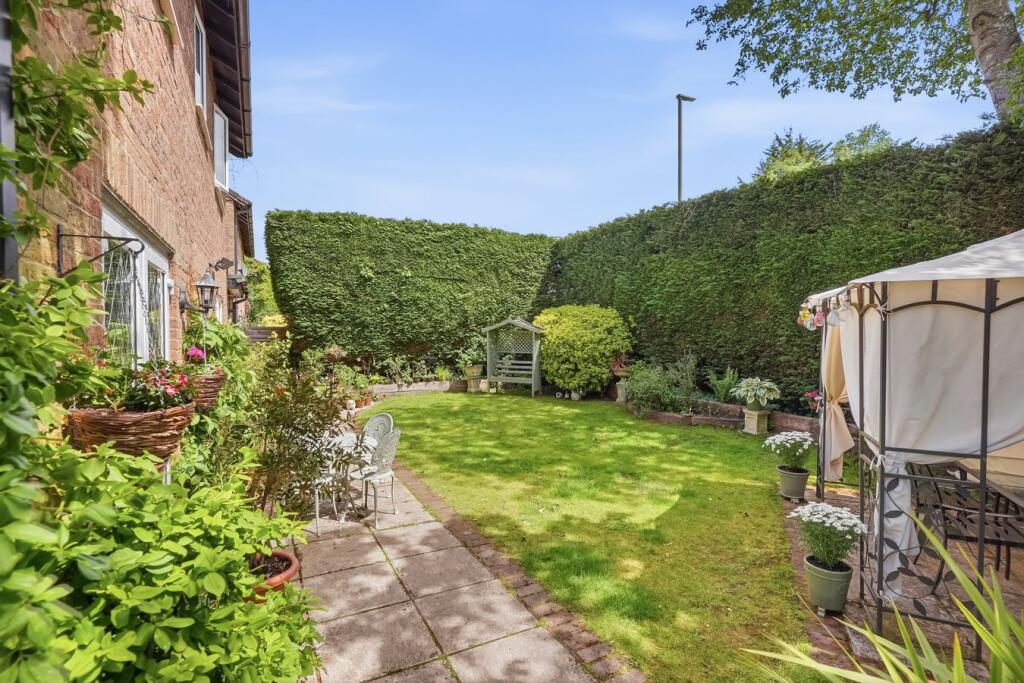 House in Tandridge, Hurst Green, Oxted - More