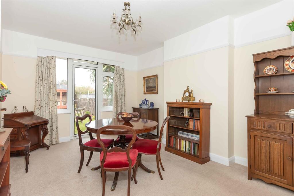 House in Worthing, Broadwater - More