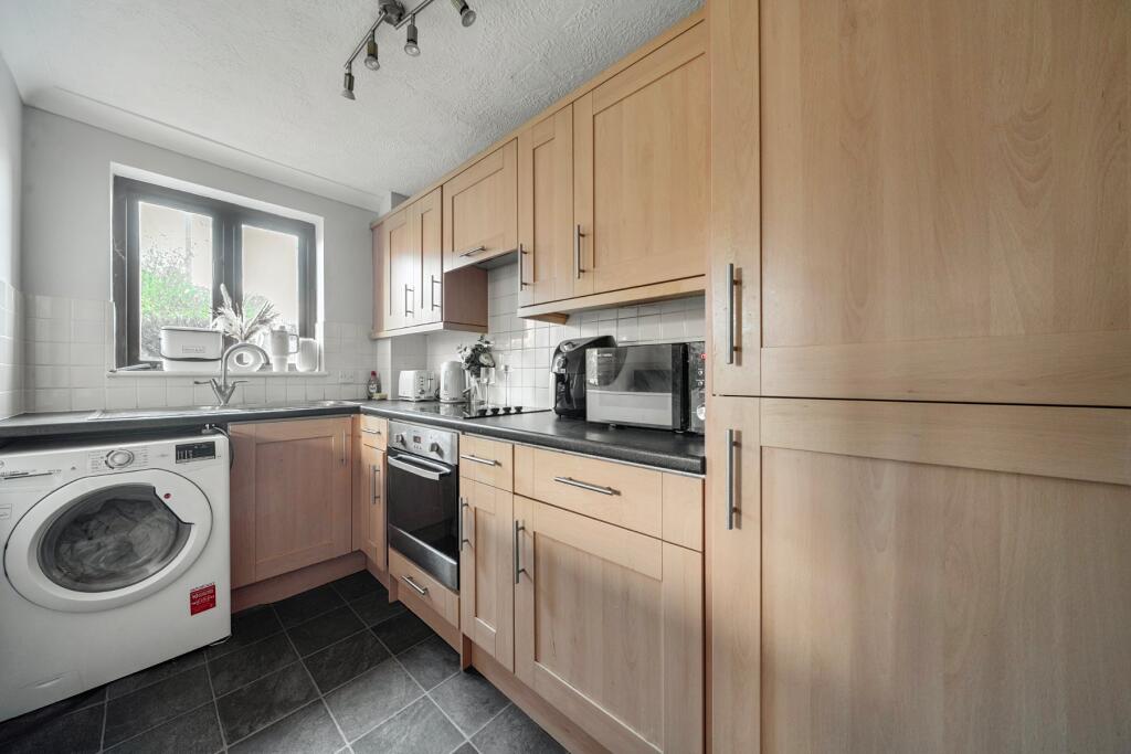 Devoil Close, Guildford, Surrey, GU4 photo 2
