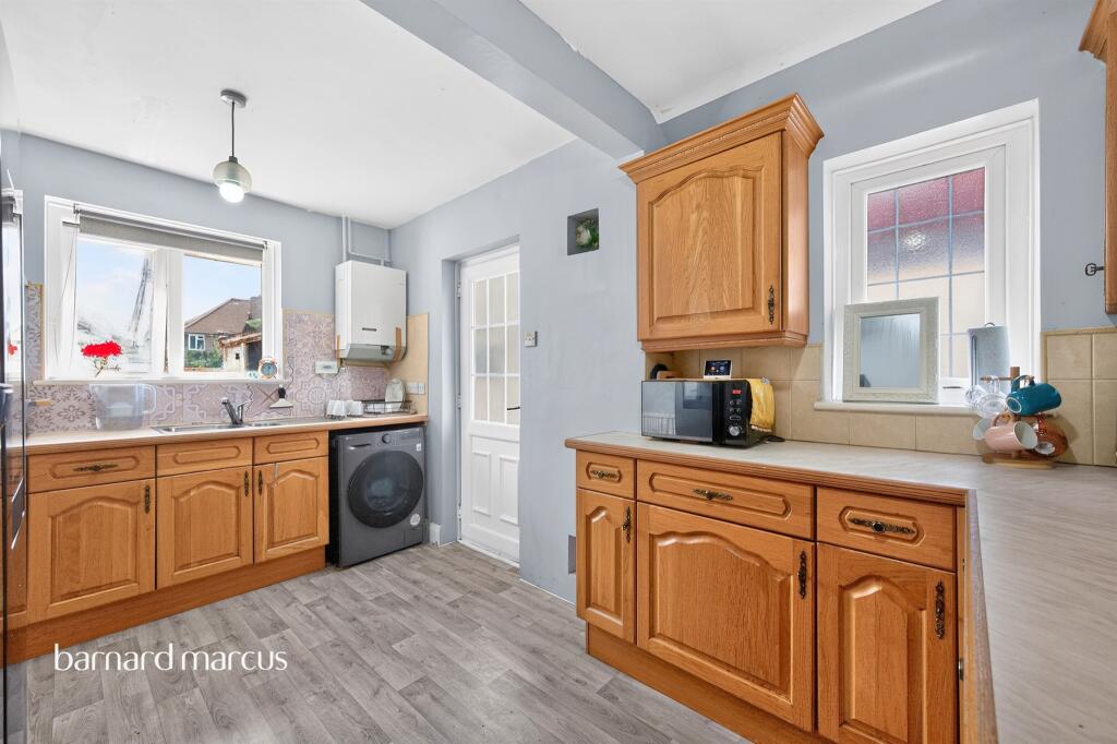 House in London, Royal Borough of Kingston upon Thames - More