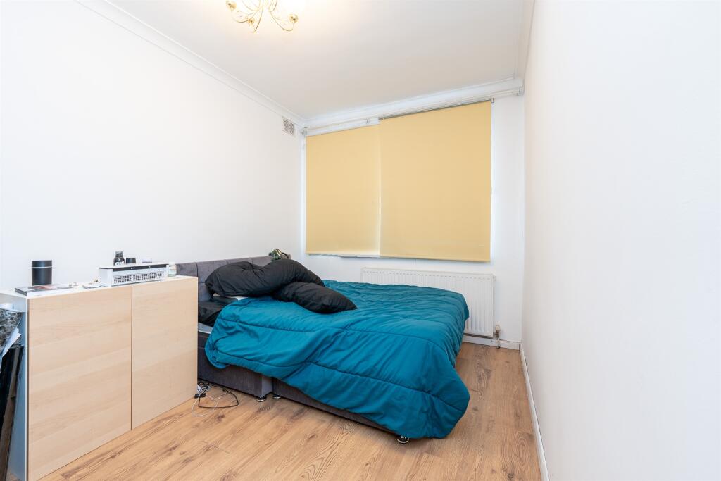 Apartment in Hertsmere, Hertfordshire - View 5