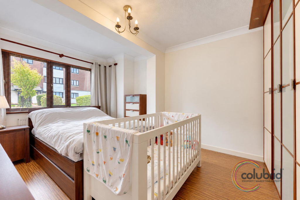 Apartment in Romford - More