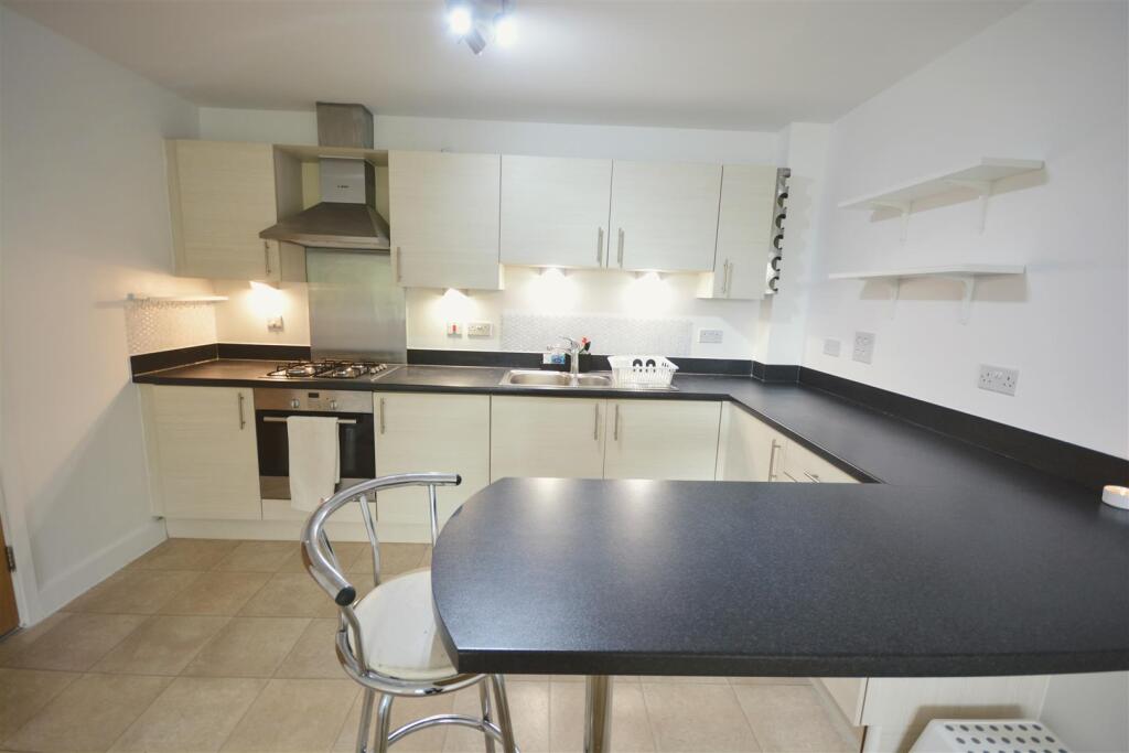 Apartment in Kingston upon Thames - View 2