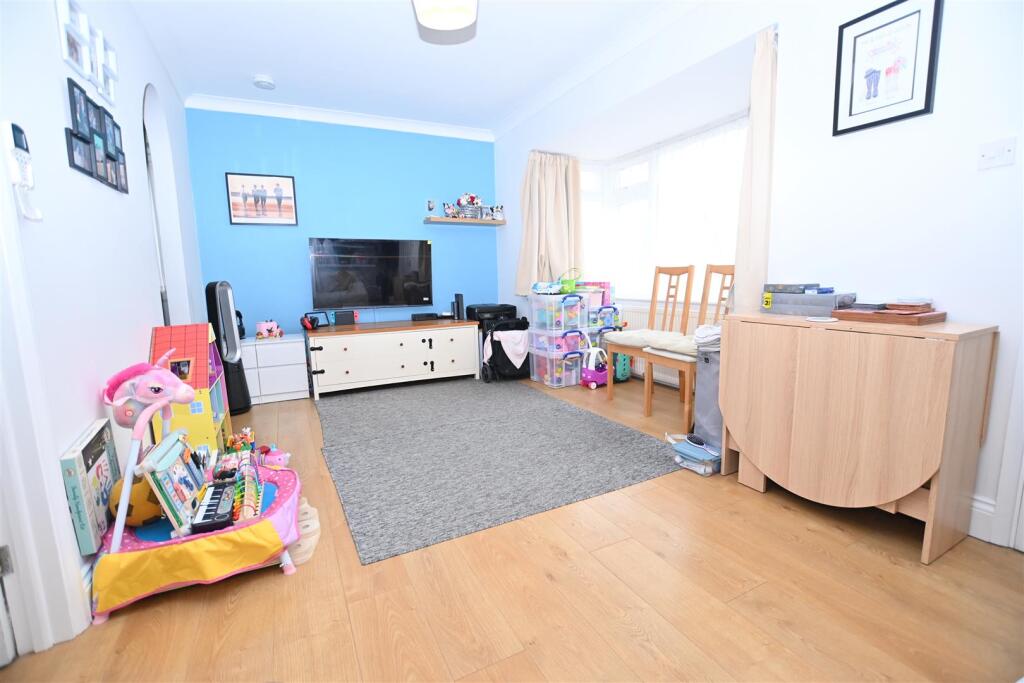 Central Avenue, Canvey Island photo 2