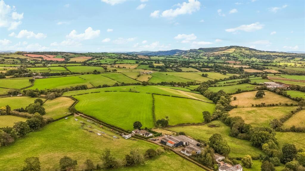 Court Llaca Farm, Llanvihangel Crucorney
