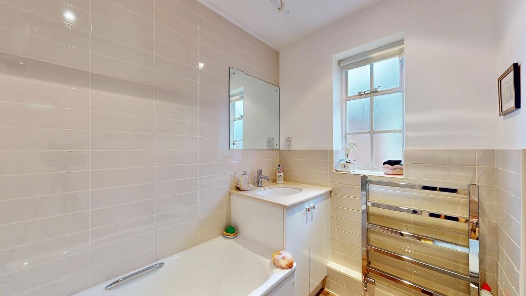 Apartment in Richmond, North Sheen - More