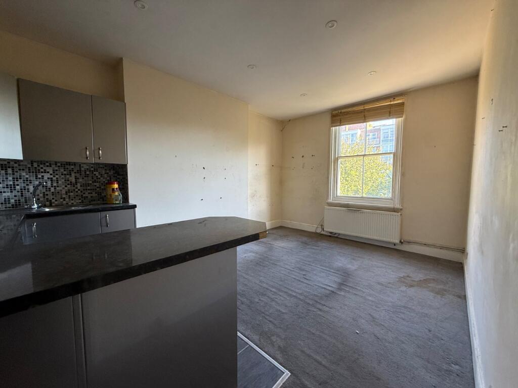 Apartment in Hove, Brighton and Hove - View 4