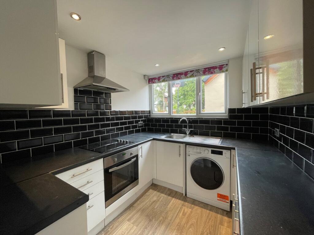 Apartment in Leeds, Far Headingley, Weetwood - View 3