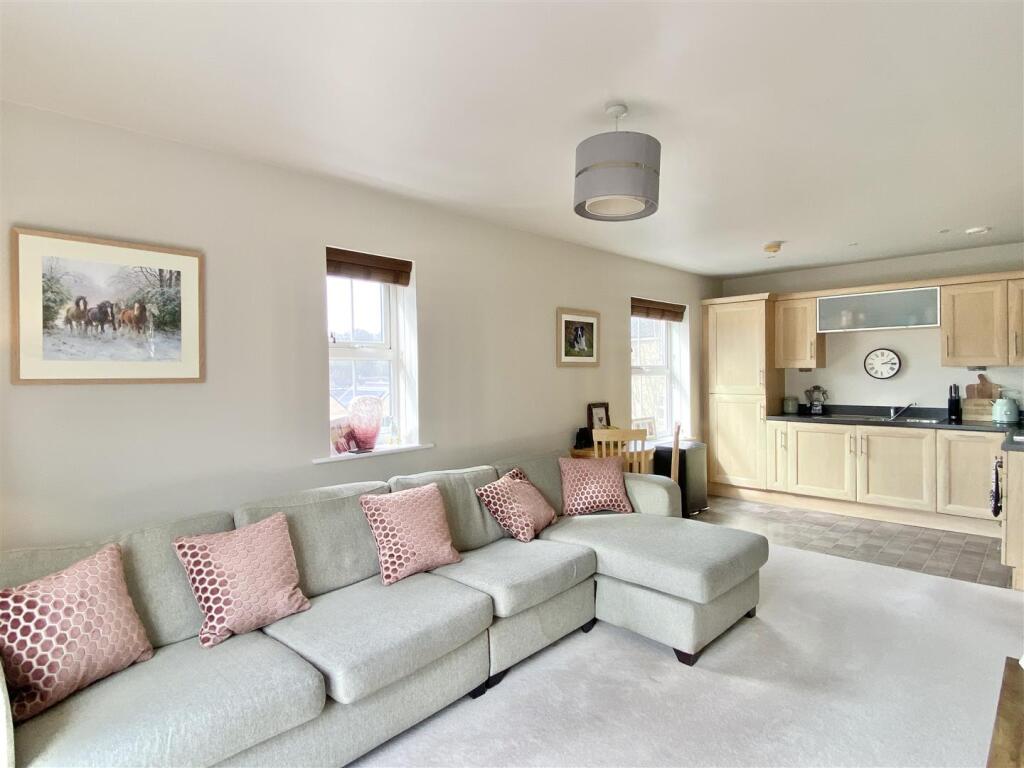 Axminster Drive, Bailiff Bridge, Brighouse photo 4