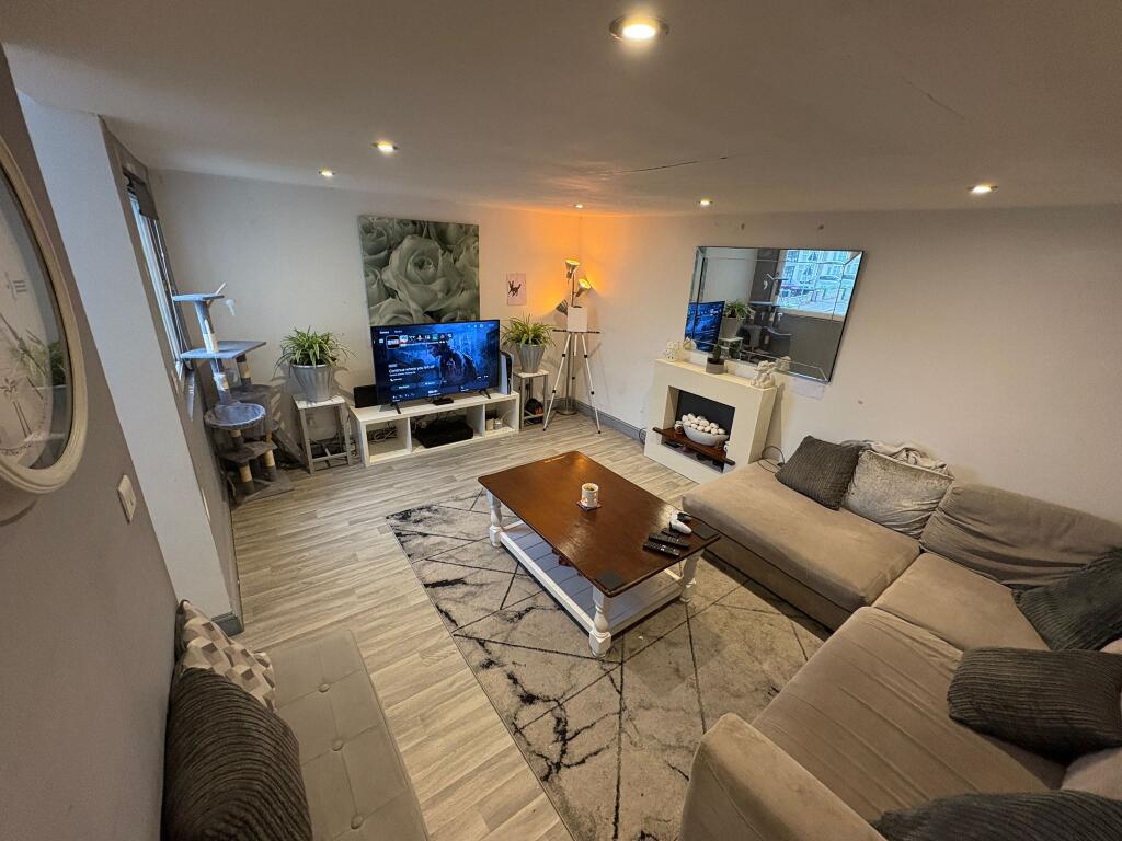 183C Ramuz Drive, Westcliff-On-Sea, Essex SS0 9JN photo 3
