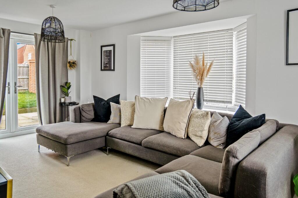 74 Robin Drive, Kibworth, LE8 0XS - More