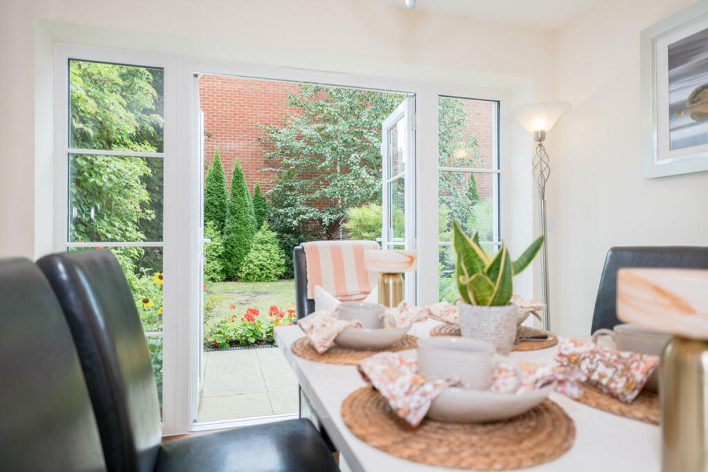 House in Horsham, Broadbridge Heath - More