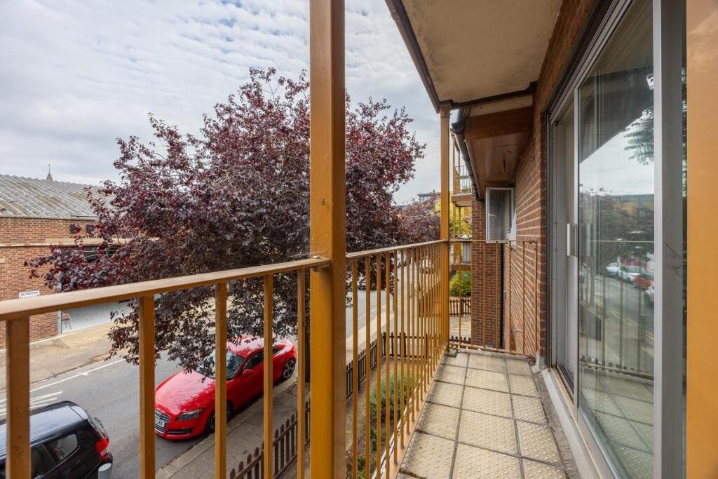 Apartment in Southend-on-Sea - More
