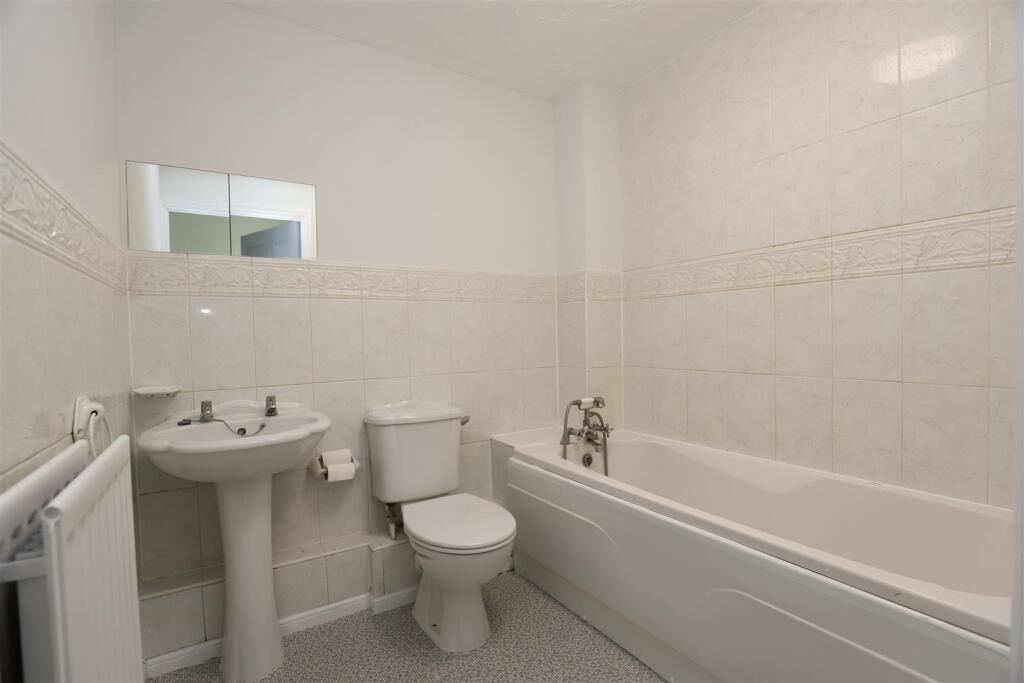 Apartment in Maidstone, Kent - More