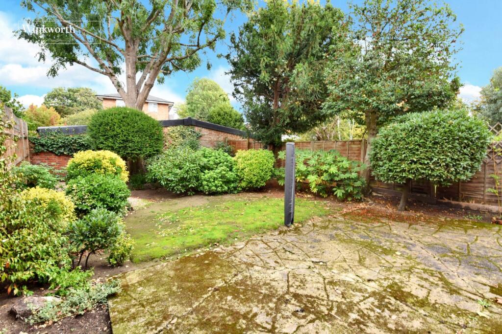 House in Sutton - More