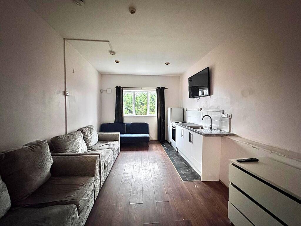 Main image of property: Studio Flat, Cyprus Road, N3 3RY