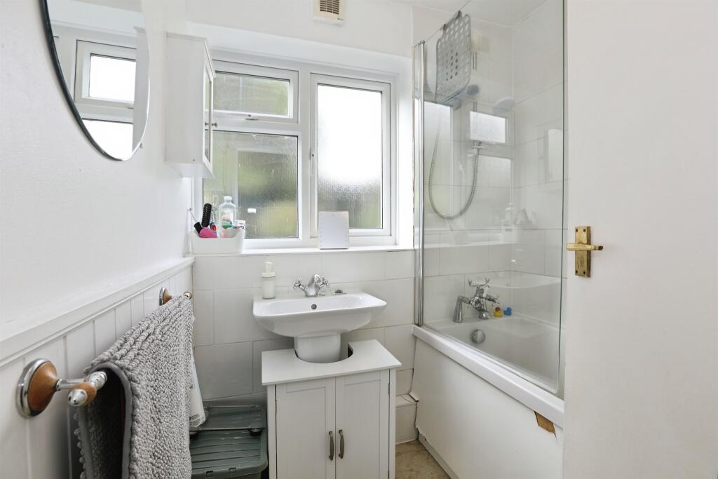 Apartment in Tunbridge Wells, Kent - View 5