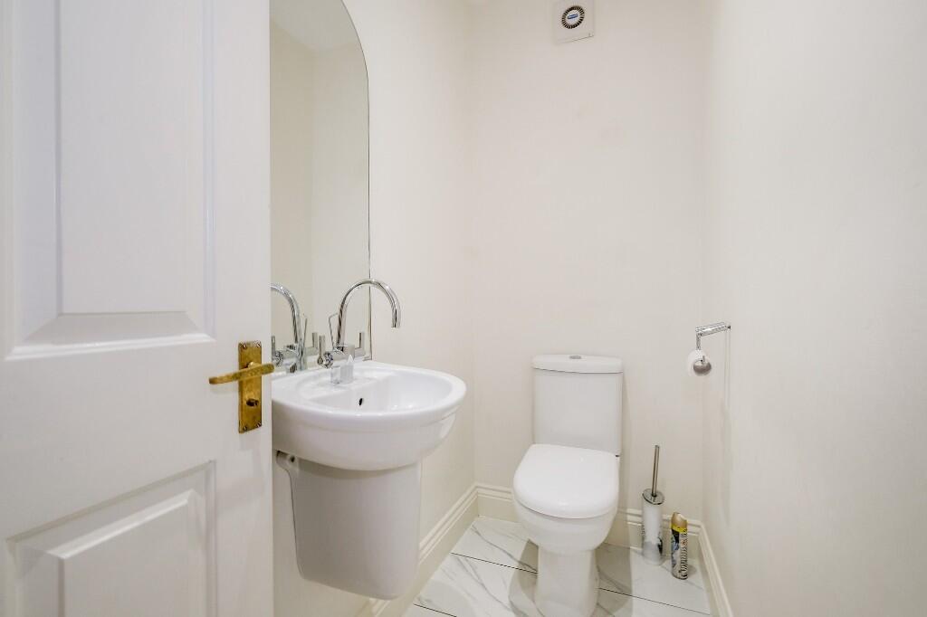 Cowslip Road, London, E18 photo 4