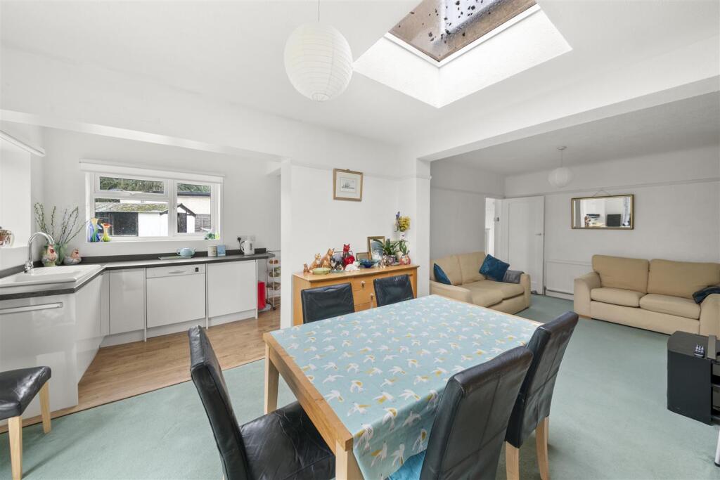 Napier Close, West Drayton photo 3