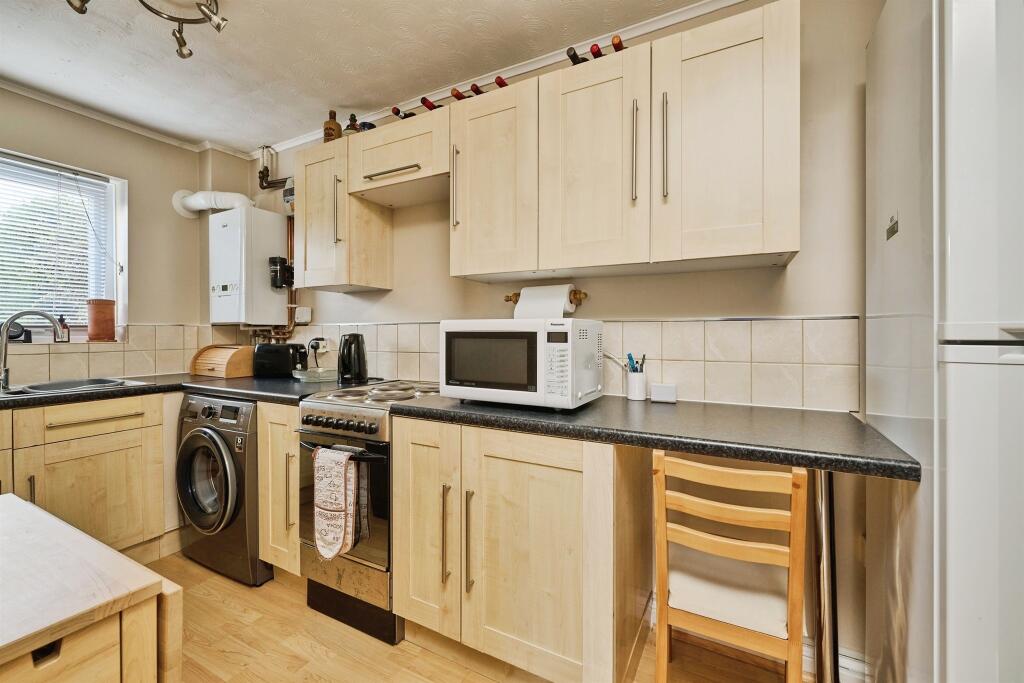 House in Huntingdonshire, Yaxley - More