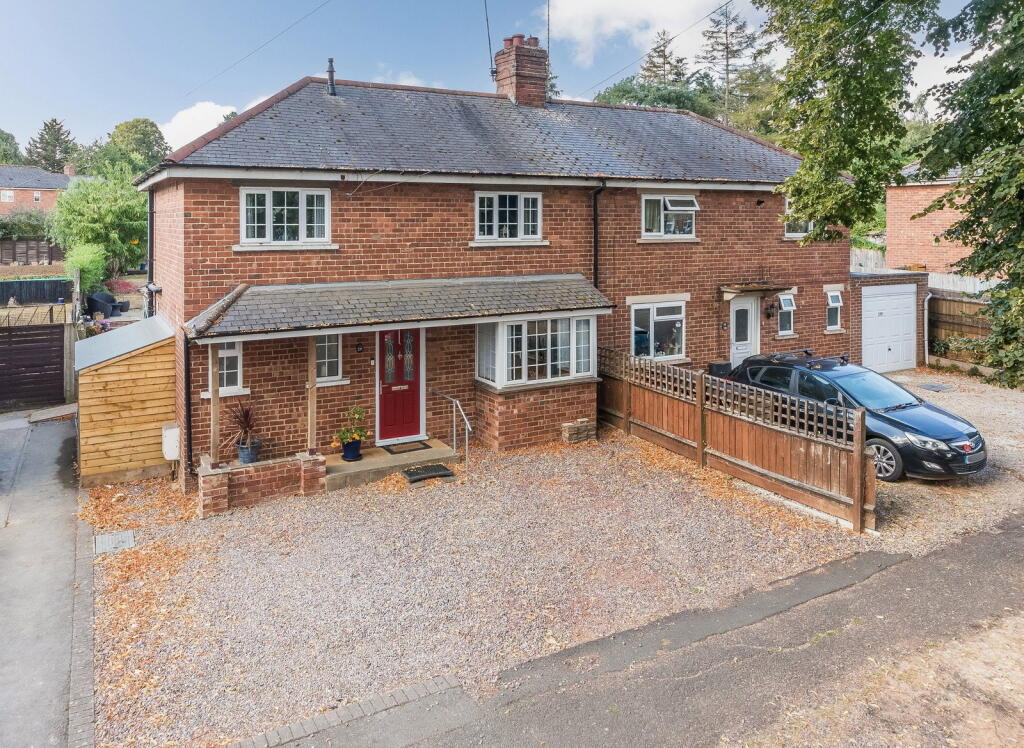 Main image of property: Warwick Road, Banbury, OX16 1AT