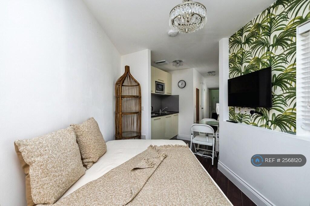 Studio flat for rent