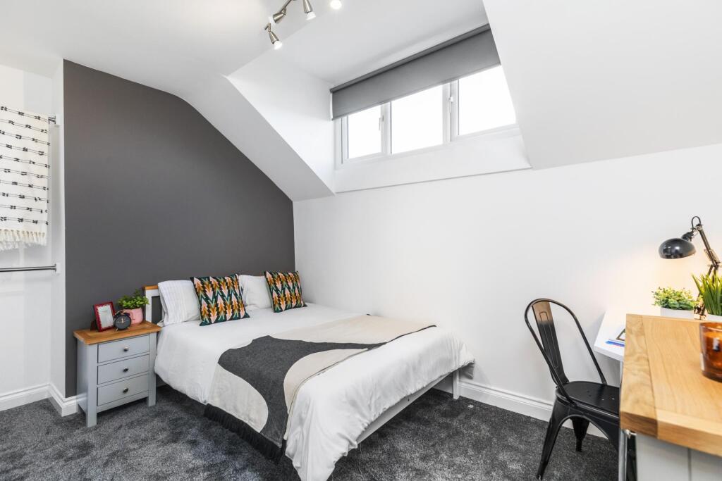 House in Leeds, Beckett Park, Headingley - More