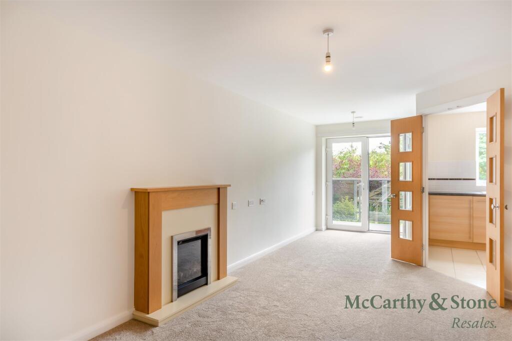 Apartment in Leeds, Moortown - View 2