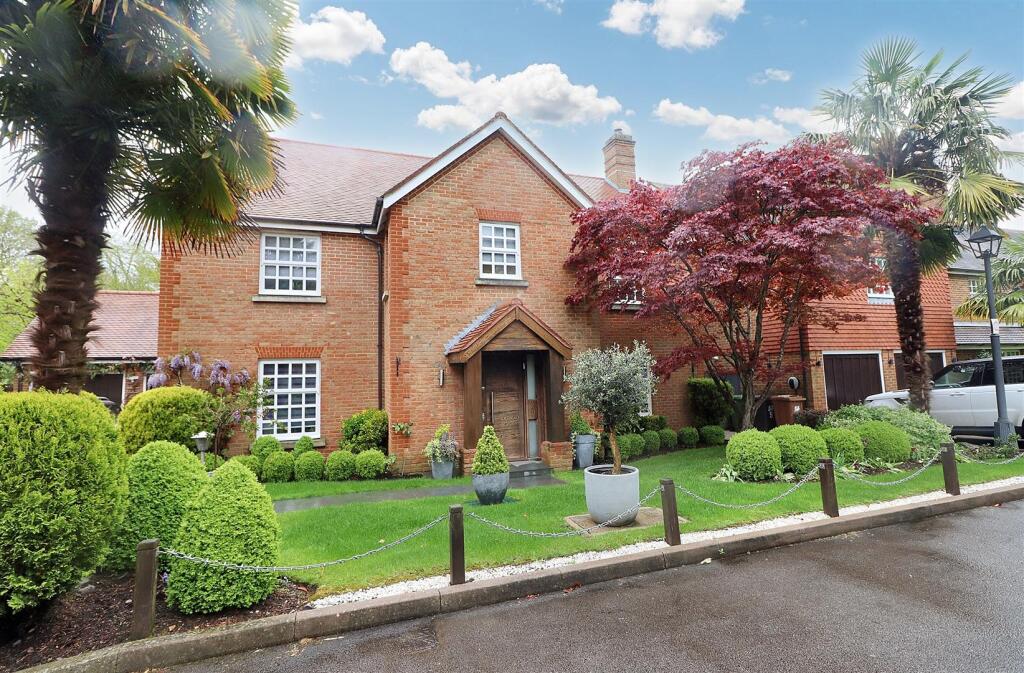 4-bed detached on May Gardens, Elstree,, £1,695,000