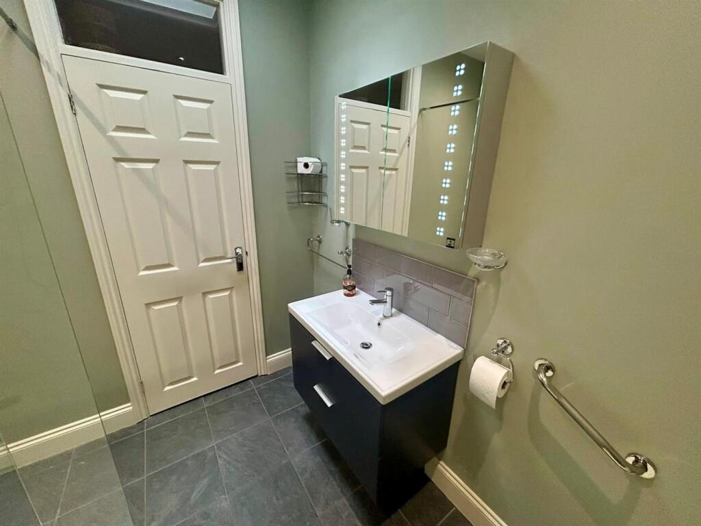 House in London, Upminster Bridge, Upminster - More