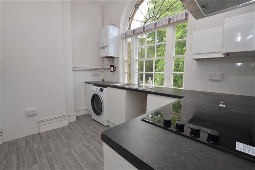 House in Chigwell, Grange Hill - View 3