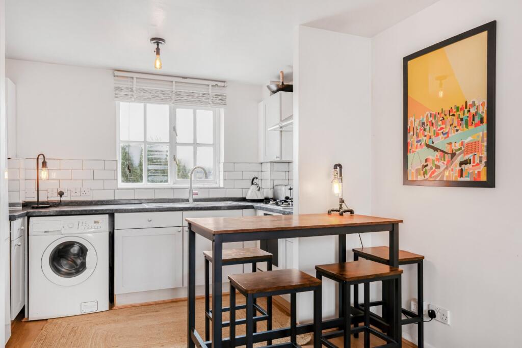 Apartment in London, Victoria Park Village, Hackney - View 2